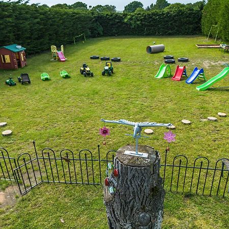 Upside Down House - Sleeps Up To 6 Guests - Great For Family And Friends Gatherings,Corporate Events ,Near Sherwood Forest At Fairview Farm In Nottingham Set In 88 Acres ภายนอก รูปภาพ