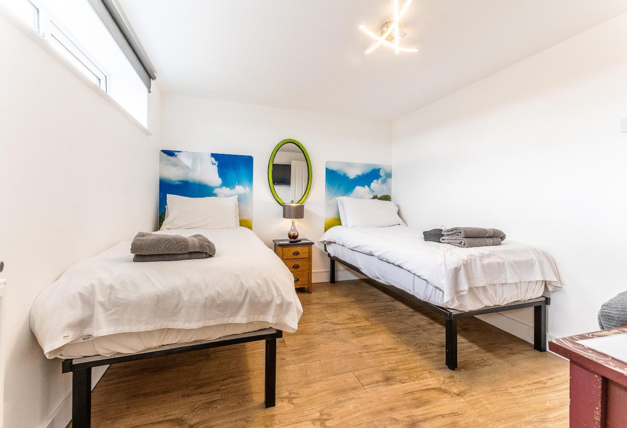 Upside Down House - Sleeps Up To 6 Guests - Great For Family And Friends Gatherings,Corporate Events ,Near Sherwood Forest At Fairview Farm In Nottingham Set In 88 Acres ภายนอก รูปภาพ
