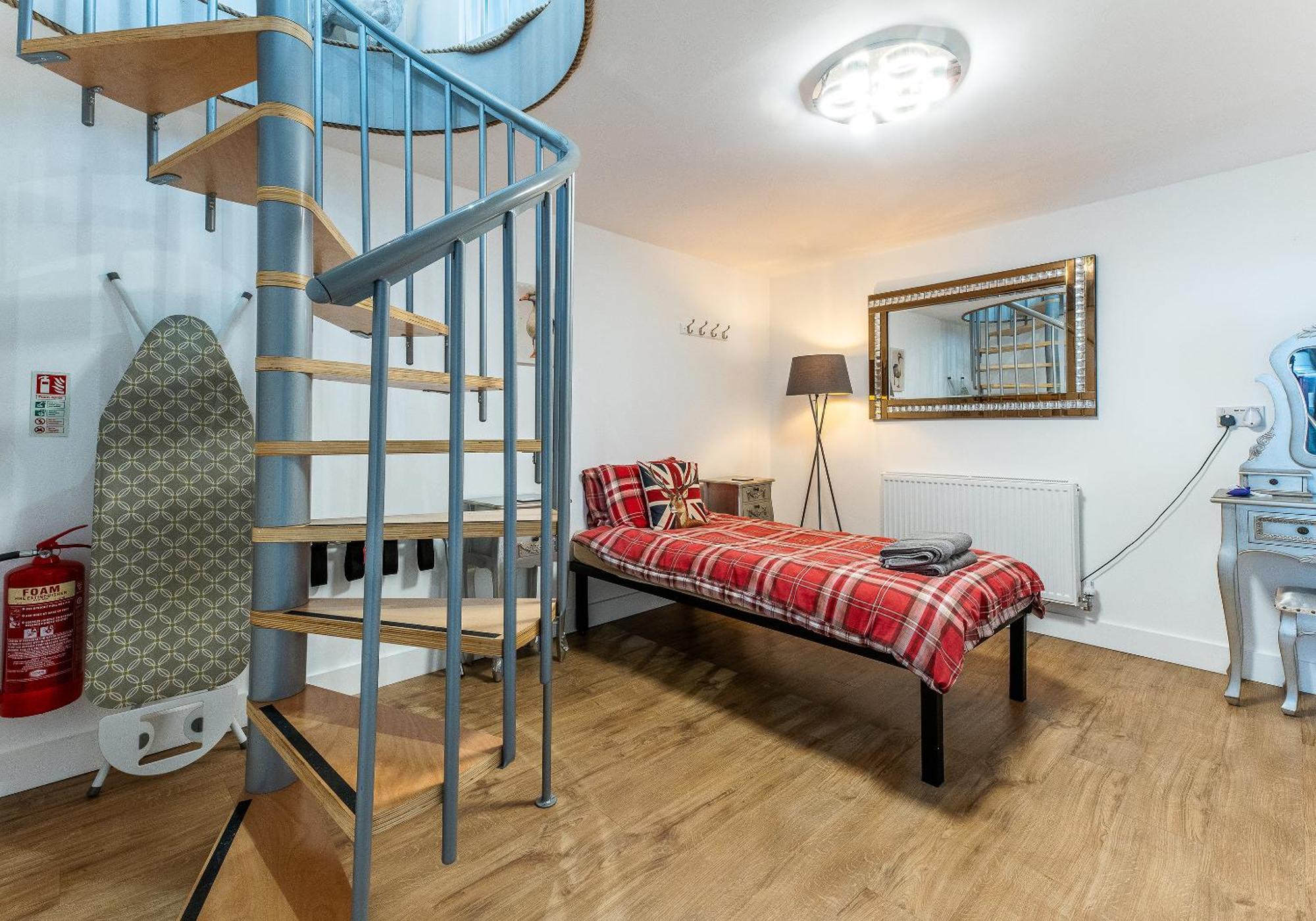 Upside Down House - Sleeps Up To 6 Guests - Great For Family And Friends Gatherings,Corporate Events ,Near Sherwood Forest At Fairview Farm In Nottingham Set In 88 Acres ภายนอก รูปภาพ