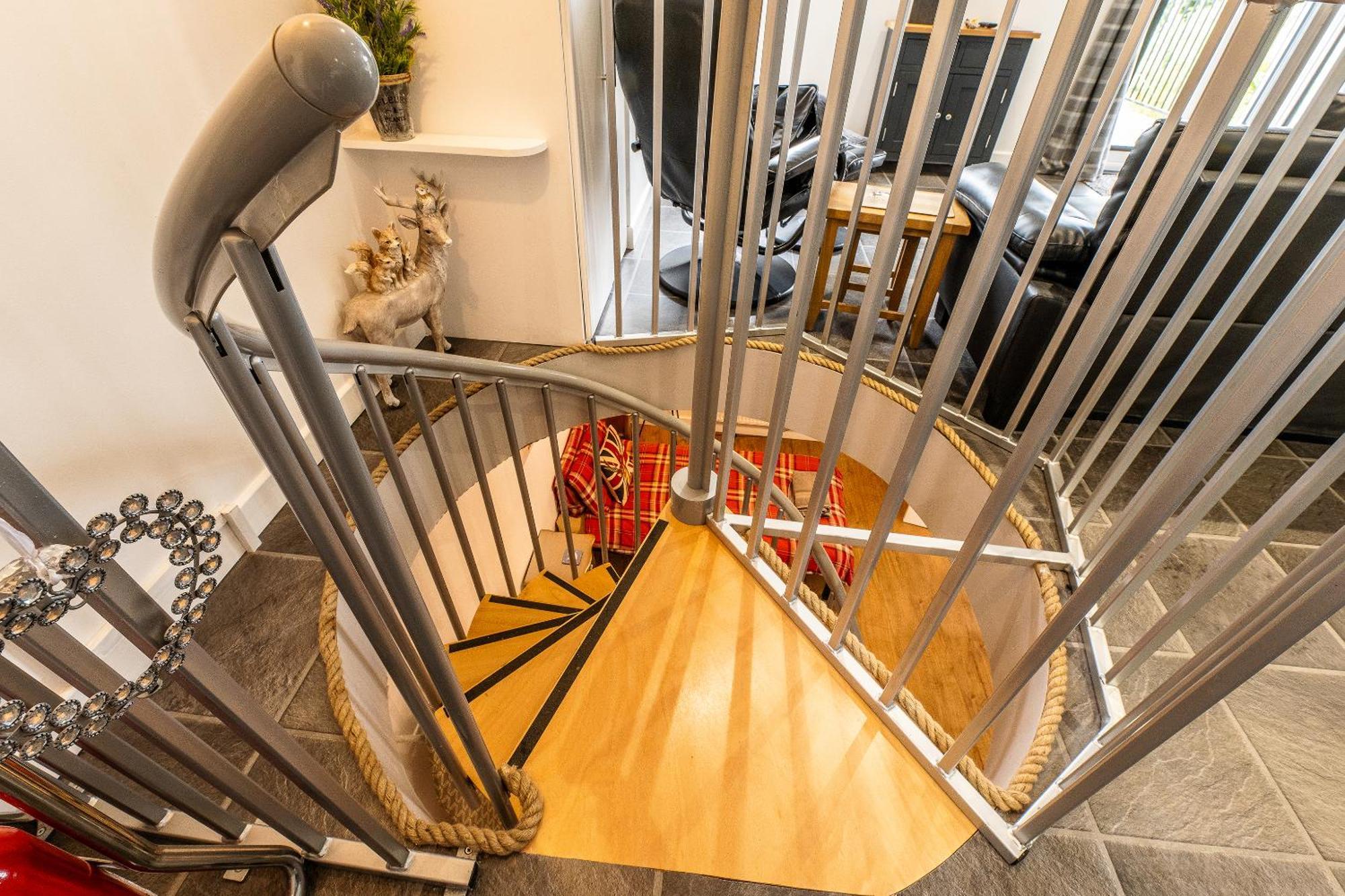 Upside Down House - Sleeps Up To 6 Guests - Great For Family And Friends Gatherings,Corporate Events ,Near Sherwood Forest At Fairview Farm In Nottingham Set In 88 Acres ภายนอก รูปภาพ