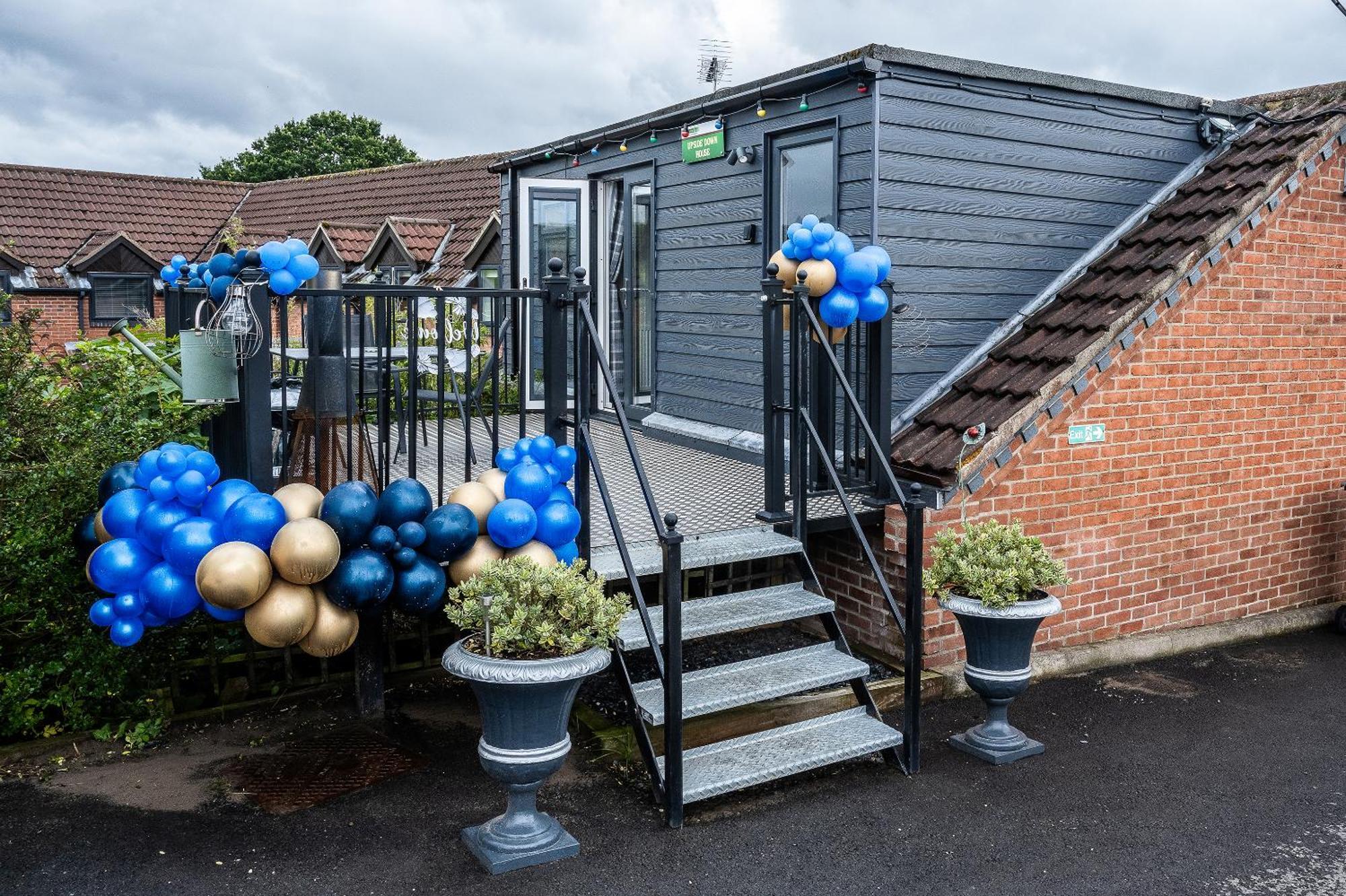Upside Down House - Sleeps Up To 6 Guests - Great For Family And Friends Gatherings,Corporate Events ,Near Sherwood Forest At Fairview Farm In Nottingham Set In 88 Acres ภายนอก รูปภาพ