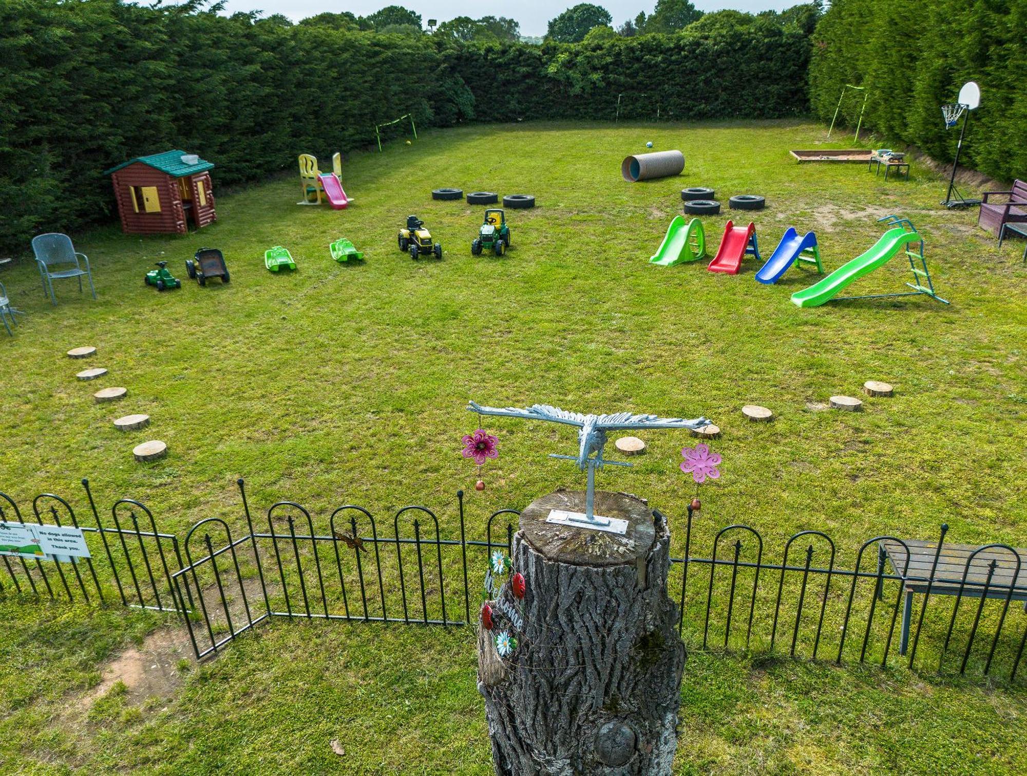 Upside Down House - Sleeps Up To 6 Guests - Great For Family And Friends Gatherings,Corporate Events ,Near Sherwood Forest At Fairview Farm In Nottingham Set In 88 Acres ภายนอก รูปภาพ