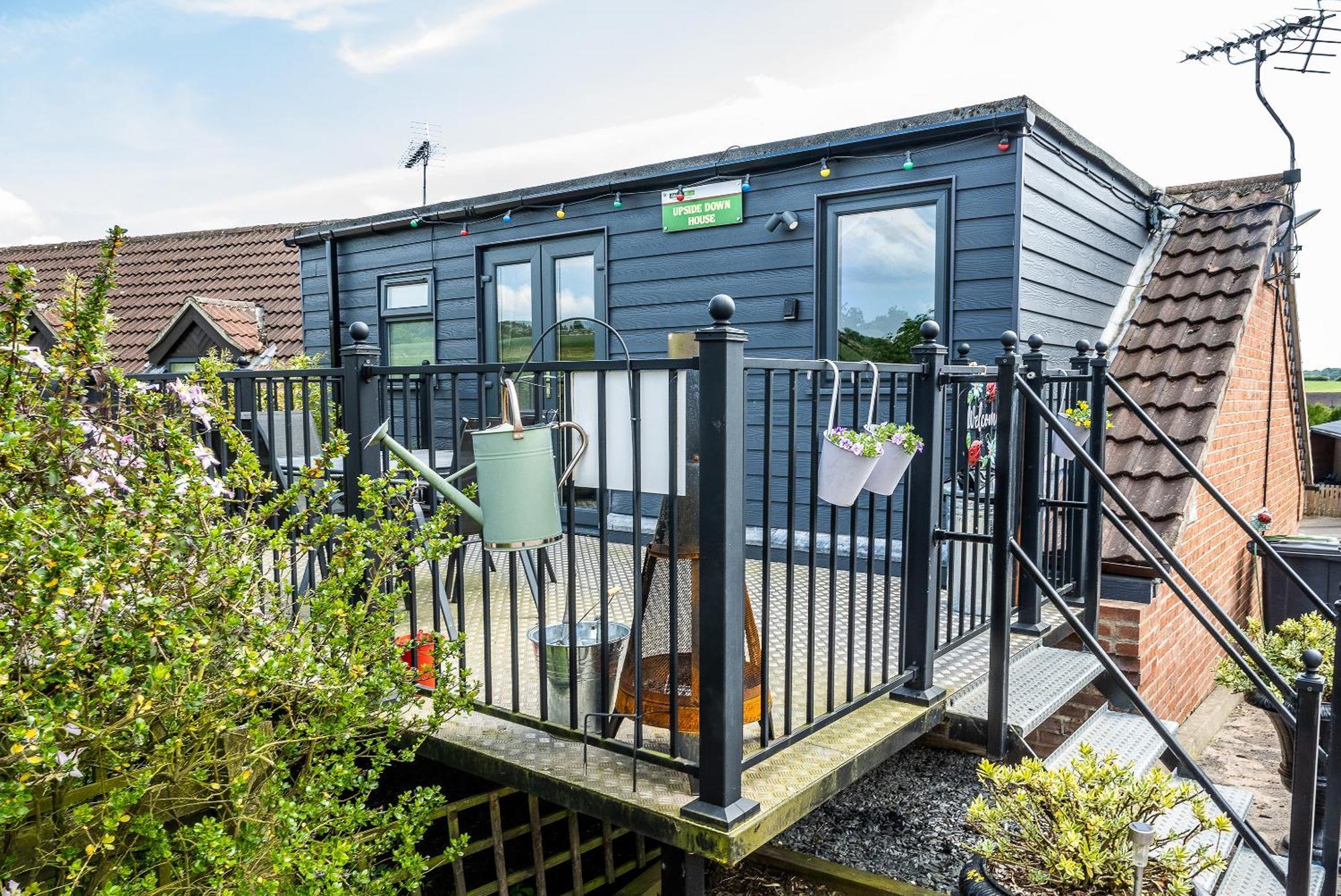 Upside Down House - Sleeps Up To 6 Guests - Great For Family And Friends Gatherings,Corporate Events ,Near Sherwood Forest At Fairview Farm In Nottingham Set In 88 Acres ภายนอก รูปภาพ